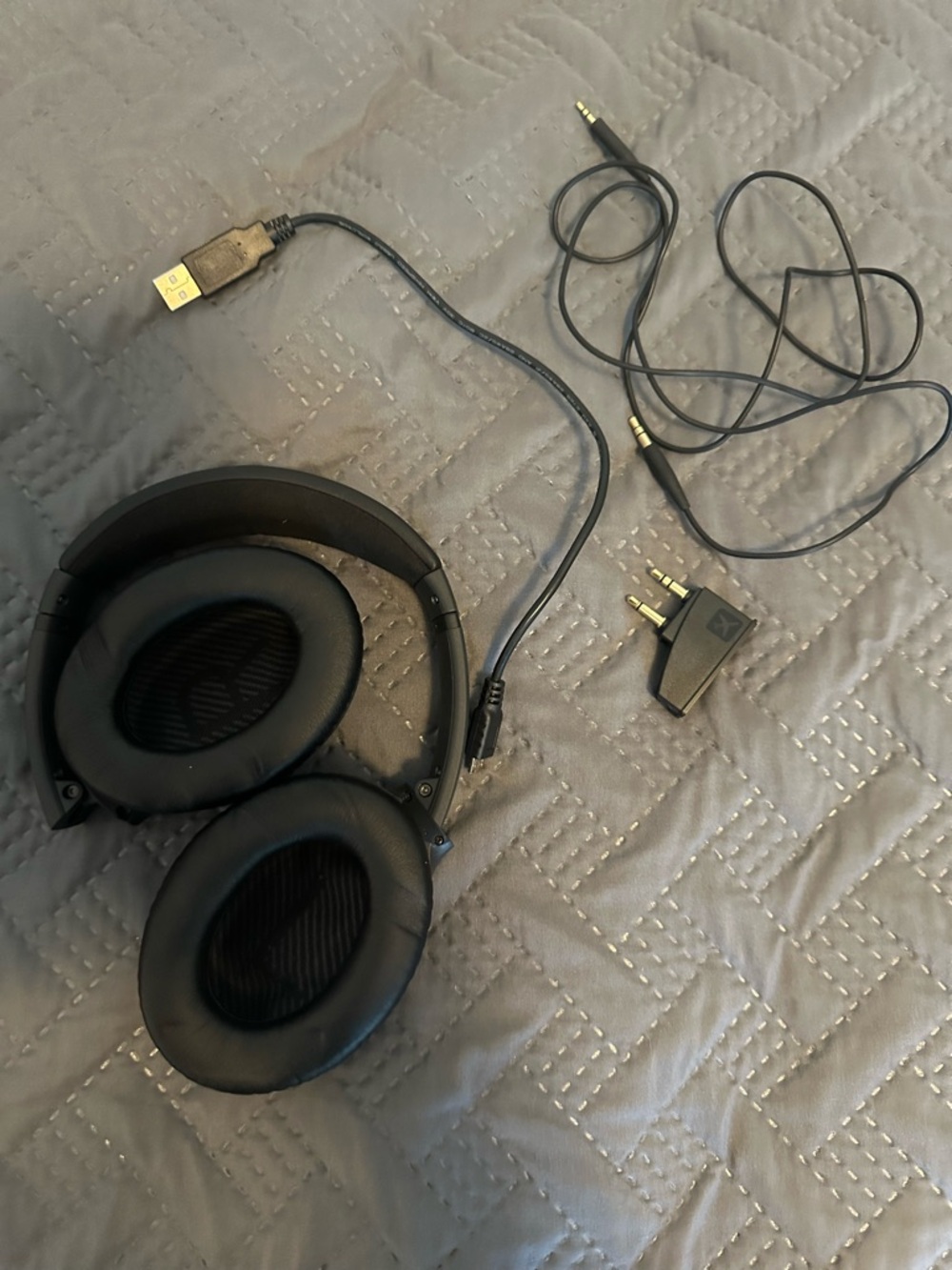 Bose noise cancelling Black Over-Ear Headphones with Aux and USB Cables